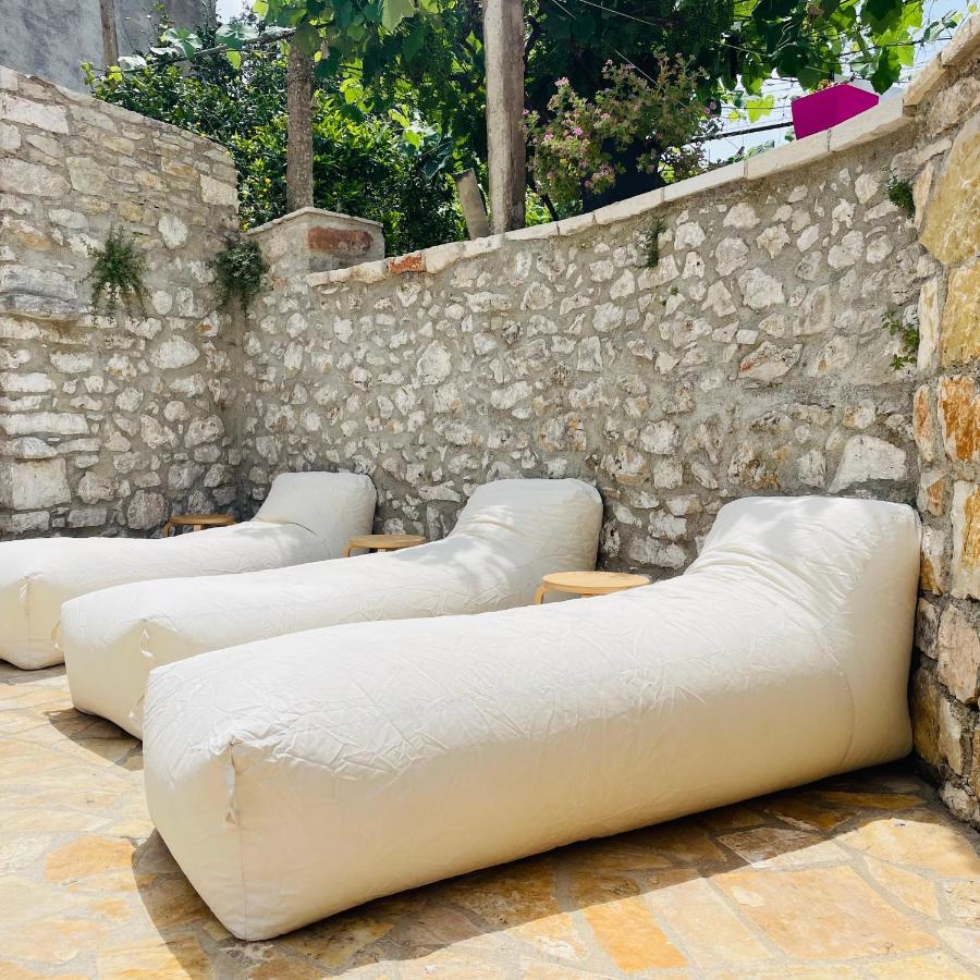 Mpolanos Guesthouse Химара Экстерьер фото
